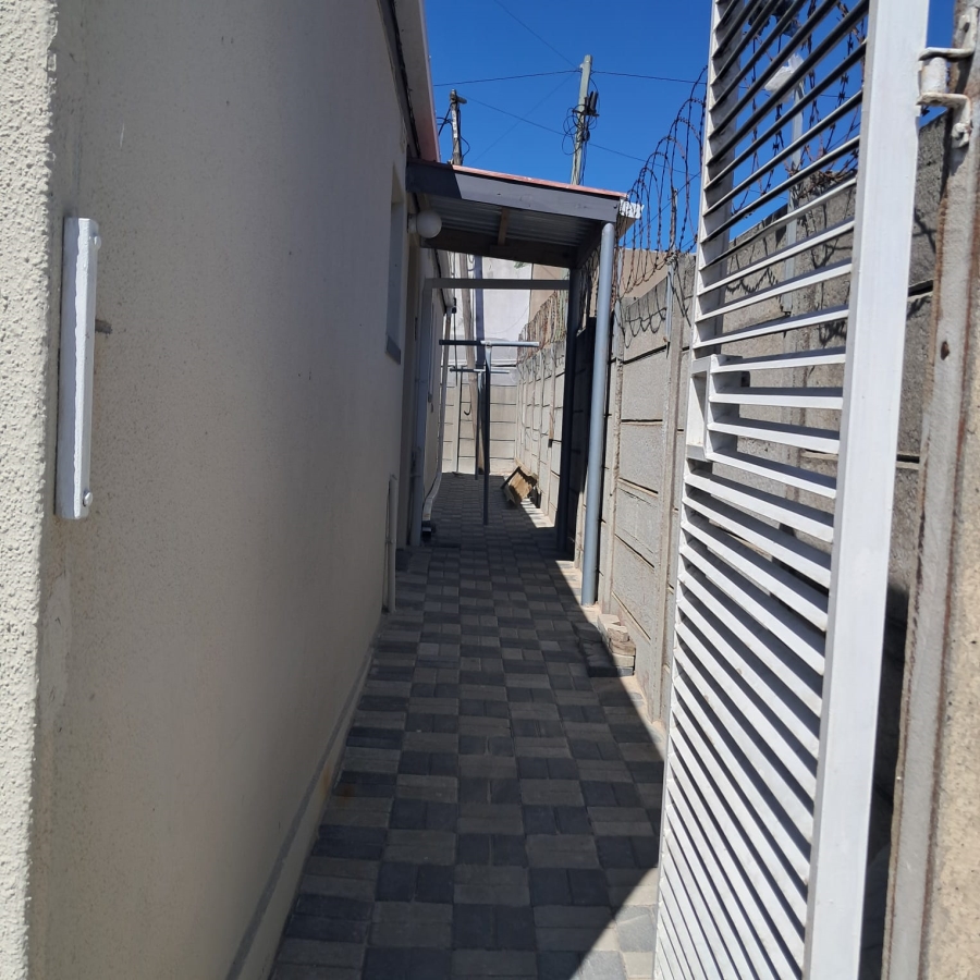 5 Bedroom Property for Sale in Ilitha Park Western Cape